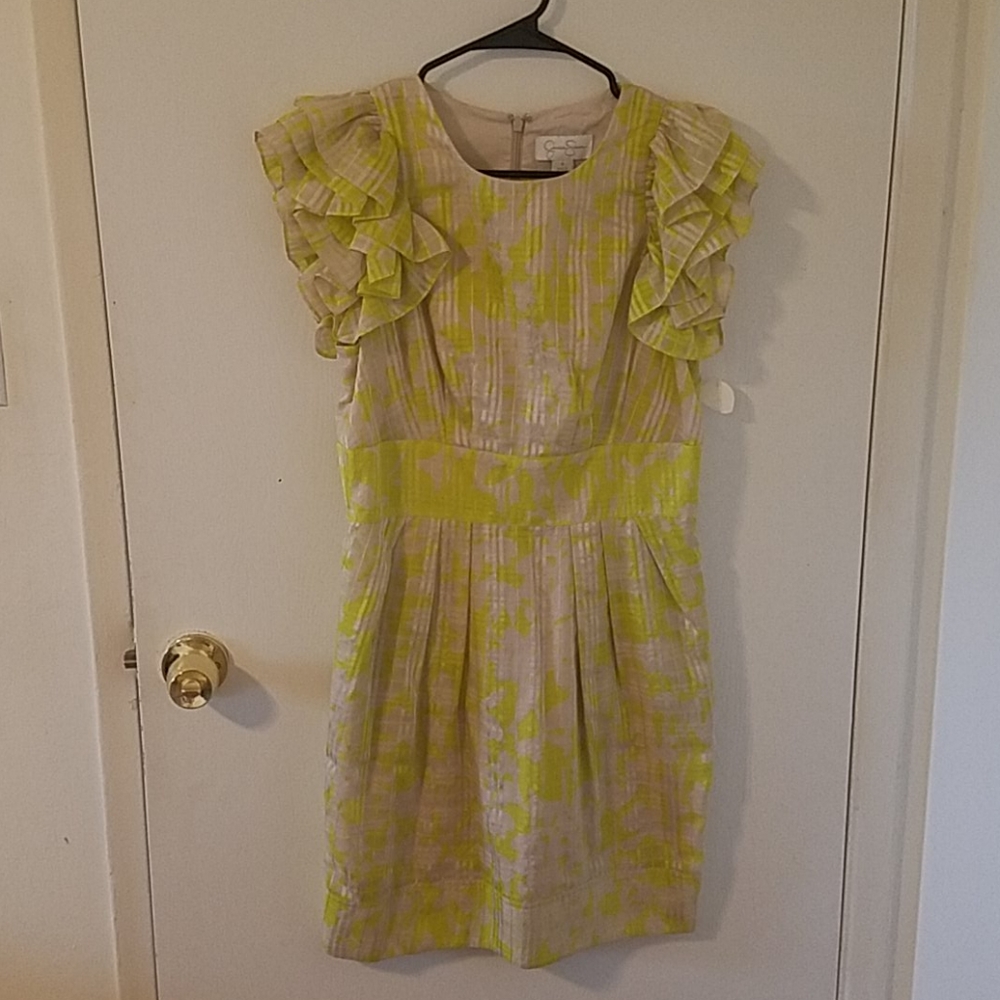 Cute cut dress with frilly shoulders